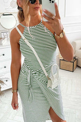 Gestreiftes, asymmetrisches Neckholder-Midikleid mit Wickeldesign und Bindeband
